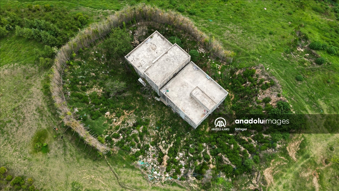 Çin'in Henan eyaletinde gökdelenlerin arasında kalan bina dikkat çekiyor