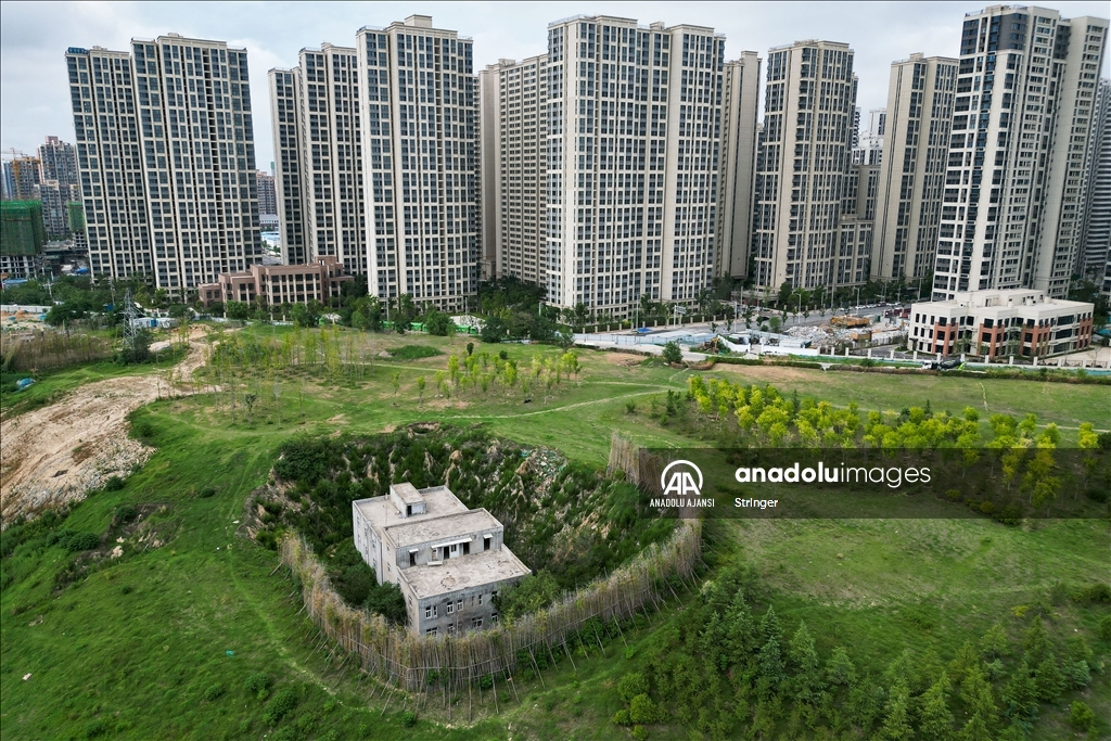 Çin'in Henan eyaletinde gökdelenlerin arasında kalan bina dikkat çekiyor