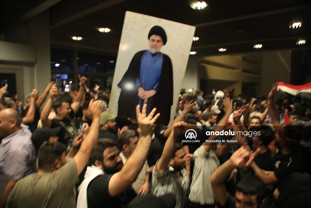 Bağdat'ta Sadr yanlıları Yeşil Bölge'yi basarak Meclis binasına girdi