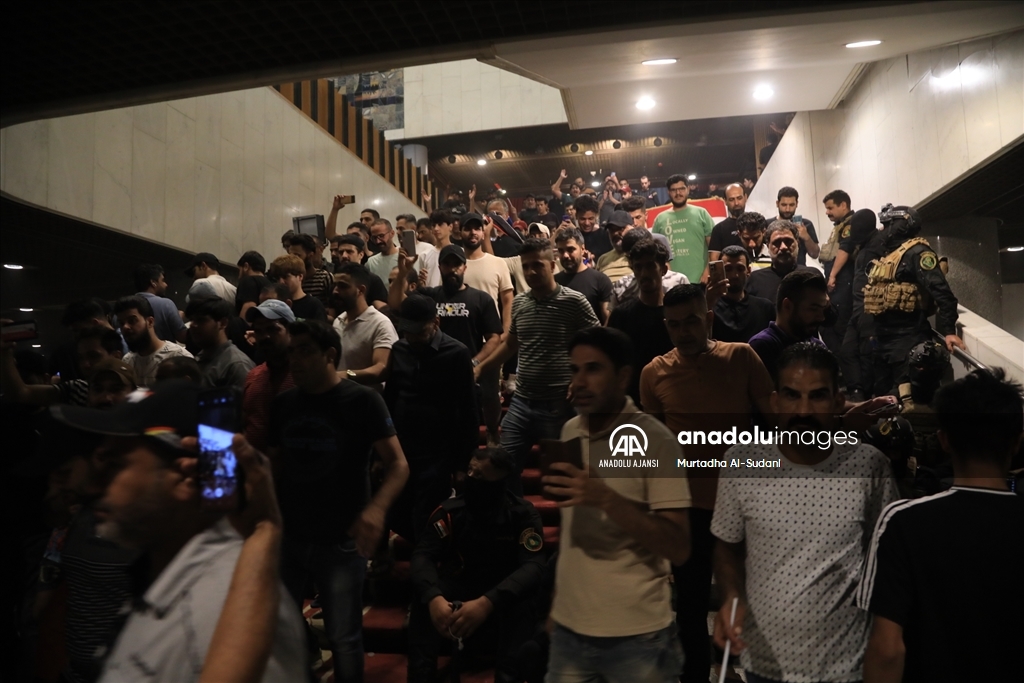 Bağdat'ta Sadr yanlıları Yeşil Bölge'yi basarak Meclis binasına girdi