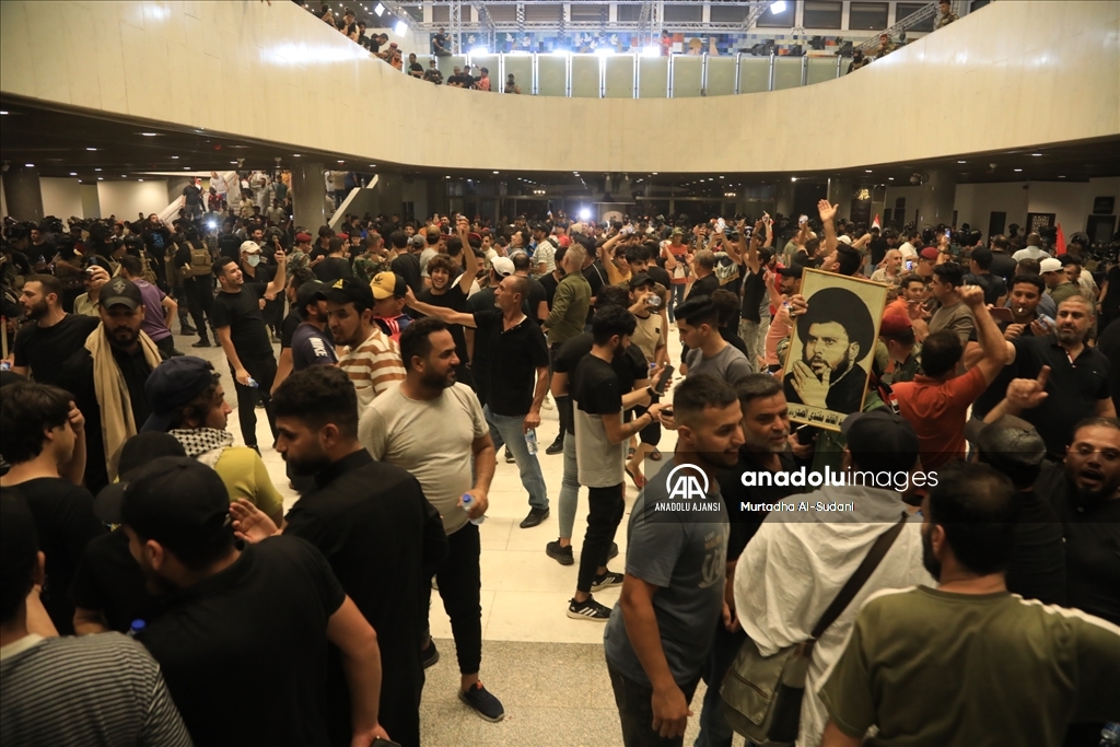 Bağdat'ta Sadr yanlıları Yeşil Bölge'yi basarak Meclis binasına girdi