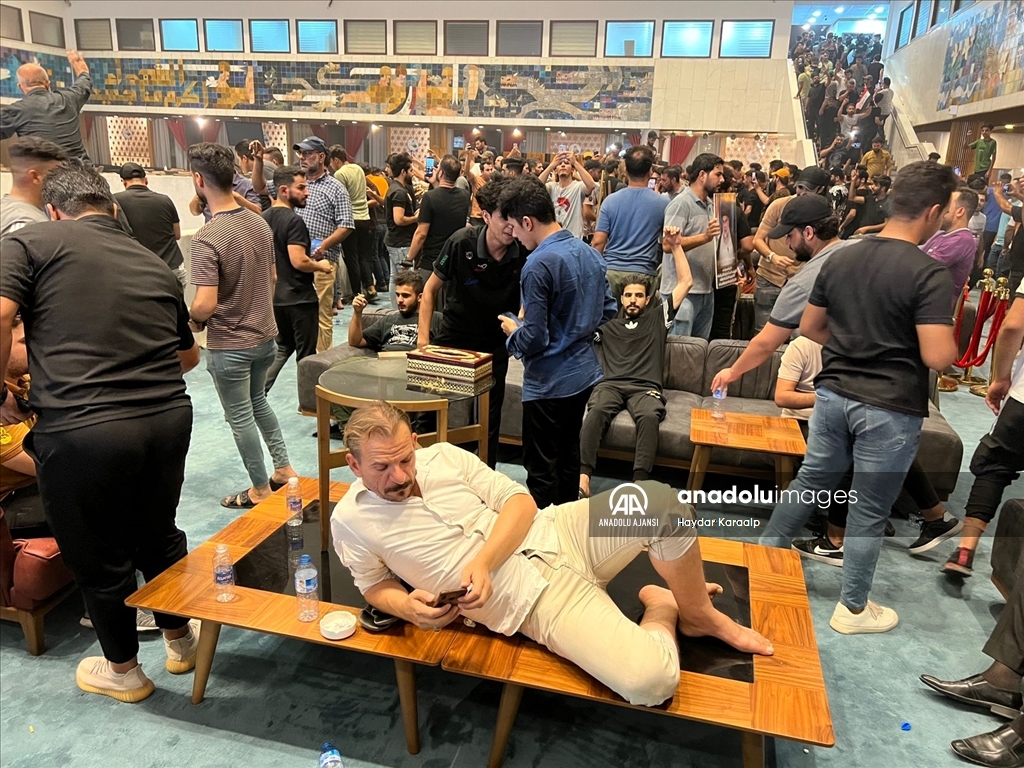 Bağdat'ta Sadr yanlıları Yeşil Bölge'yi basarak Meclis binasına girdi