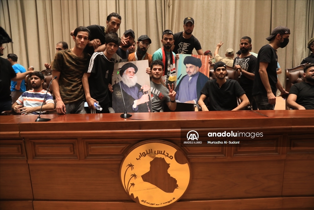 Bağdat'ta Sadr yanlıları Yeşil Bölge'yi basarak Meclis binasına girdi