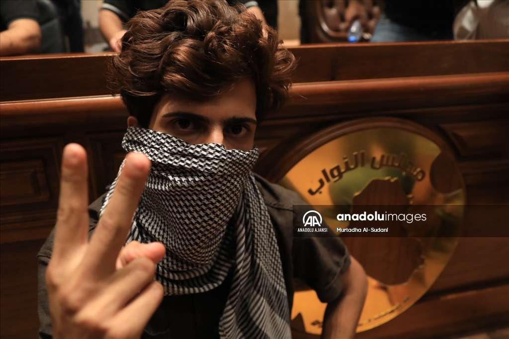 Bağdat'ta Sadr yanlıları Yeşil Bölge'yi basarak Meclis binasına girdi