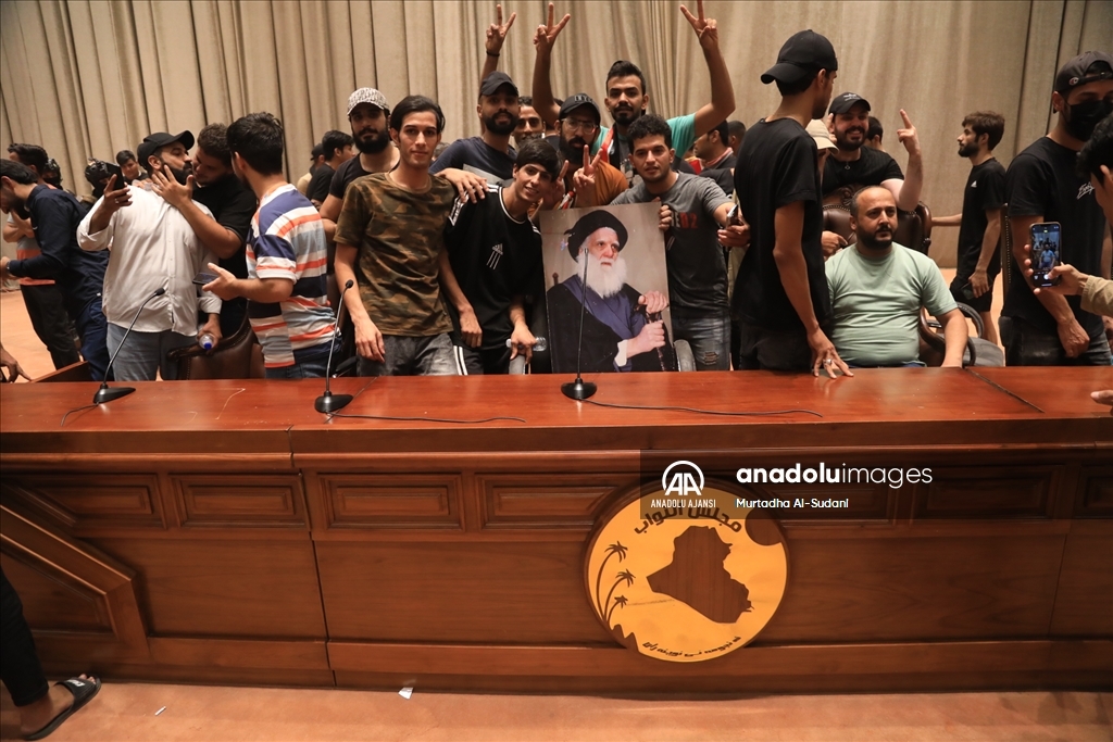 Bağdat'ta Sadr yanlıları Yeşil Bölge'yi basarak Meclis binasına girdi