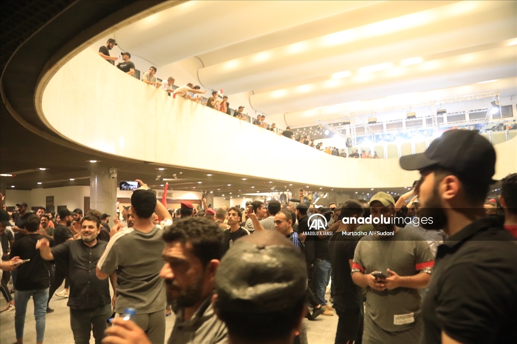 Bağdat'ta Sadr yanlıları Yeşil Bölge'yi basarak Meclis binasına girdi