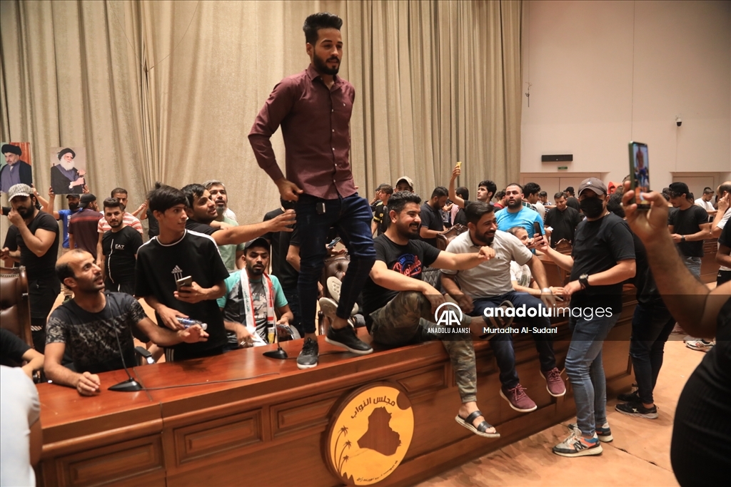 Bağdat'ta Sadr yanlıları Yeşil Bölge'yi basarak Meclis binasına girdi