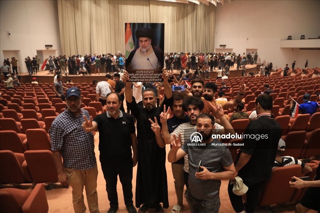 Bağdat'ta Sadr yanlıları Yeşil Bölge'yi basarak Meclis binasına girdi