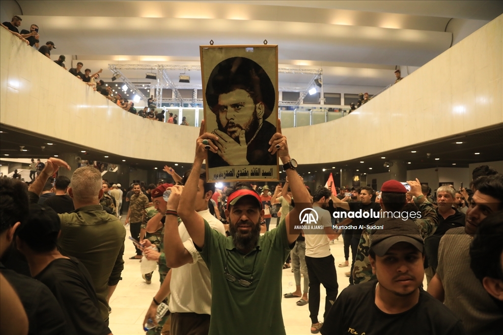 Bağdat'ta Sadr yanlıları Yeşil Bölge'yi basarak Meclis binasına girdi