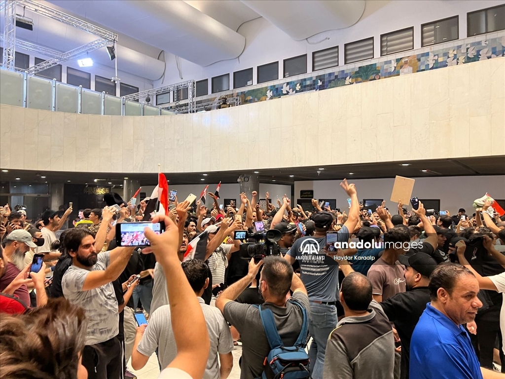 Bağdat'ta Sadr yanlıları Yeşil Bölge'yi basarak Meclis binasına girdi