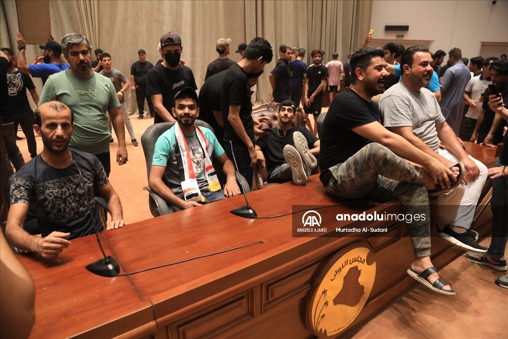 Bağdat'ta Sadr yanlıları Yeşil Bölge'yi basarak Meclis binasına girdi