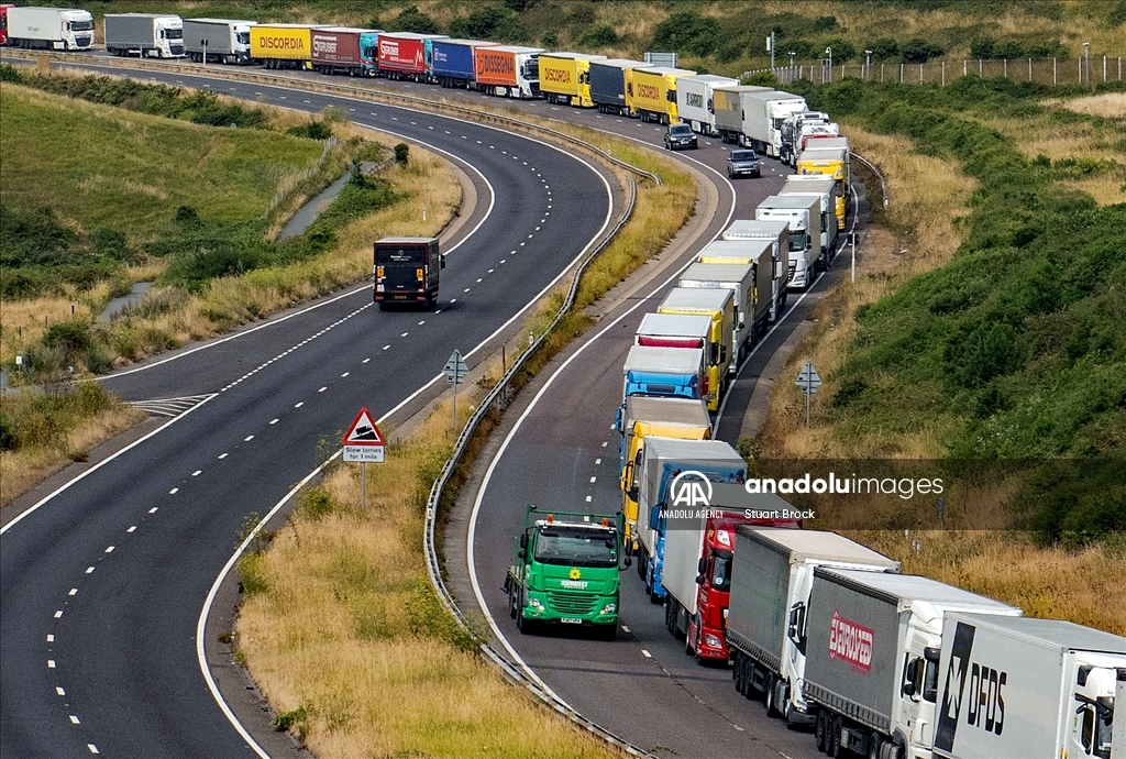 Holidaymakers face traffic and long queues at Dover