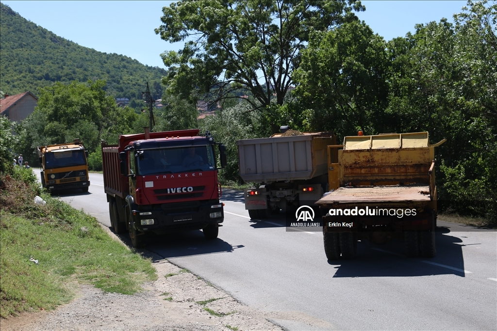 Kosova'da Jarinje sınır kapısına giden Rudare yolunda barikatlar kaldırıldı