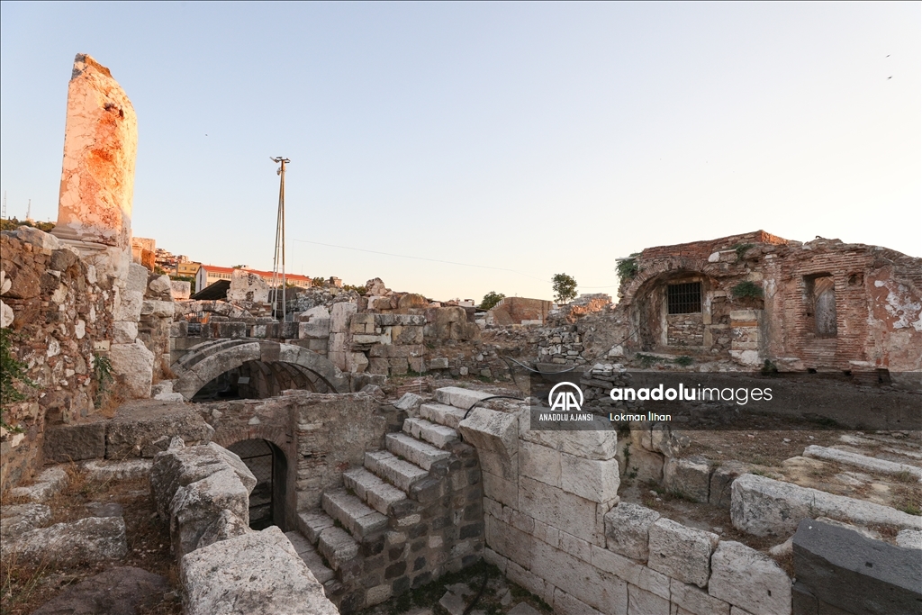 Dünya mirası adayı İzmir Tarihi Liman Kenti'ndeki Agora Ören Yeri