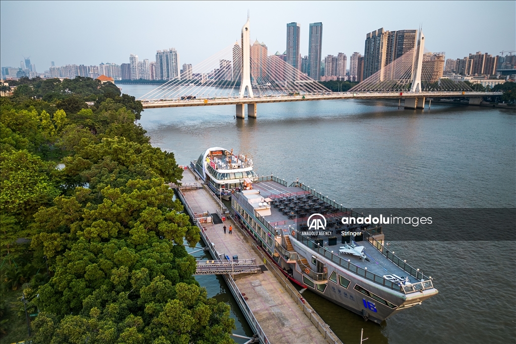Kapal pesiar berbentuk kapal induk di Guangzhou China