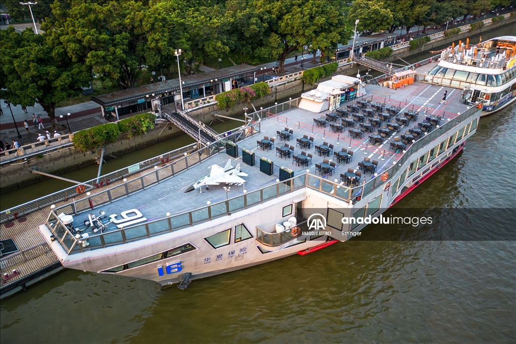 Kapal pesiar berbentuk kapal induk di Guangzhou China