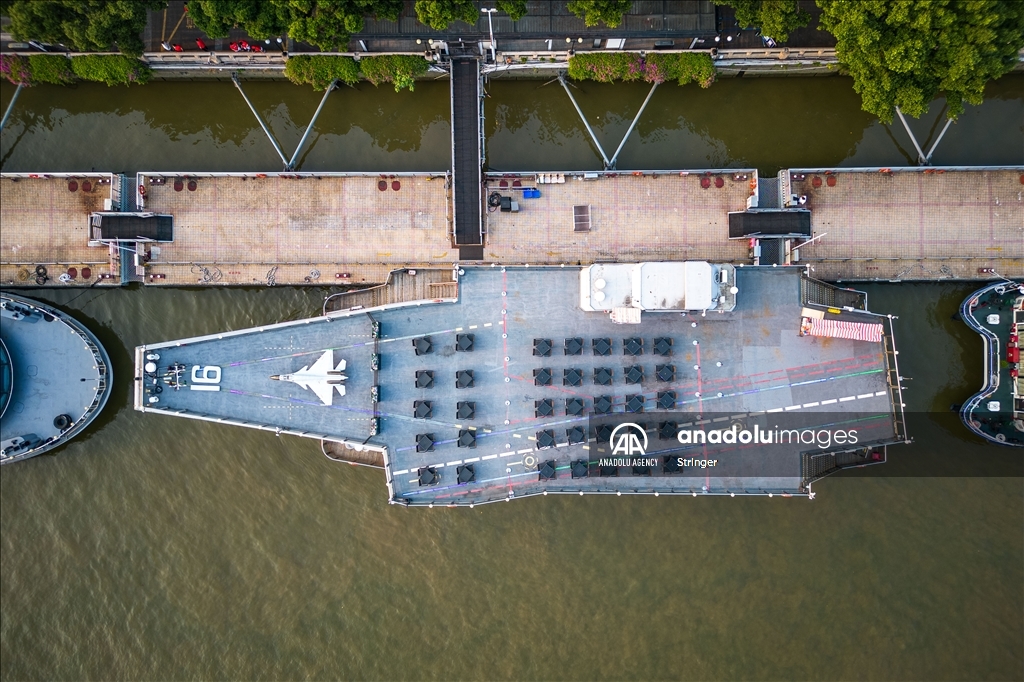 Kapal pesiar berbentuk kapal induk di Guangzhou, China