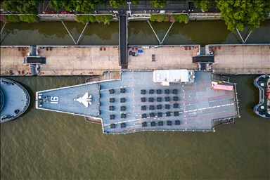 Kapal pesiar berbentuk kapal Induk di China