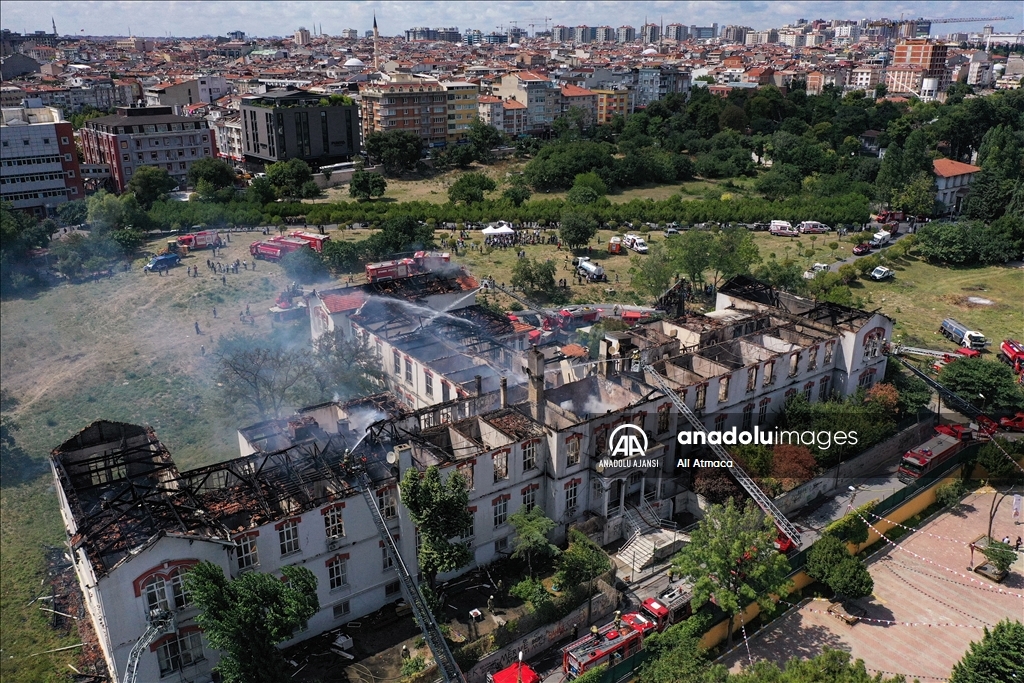 İstanbul'da Balıklı Rum Hastanesi'ndeki yangın kontrol altına alındı