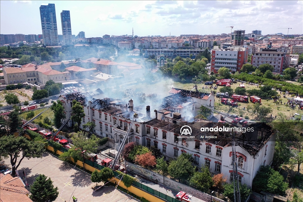 İstanbul'da Balıklı Rum Hastanesi'ndeki yangın kontrol altına alındı