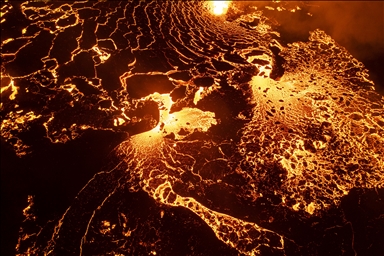 Des images aériennes prises par un drone montrent l'éruption volcanique dans la péninsule de Reykjanes en Islande