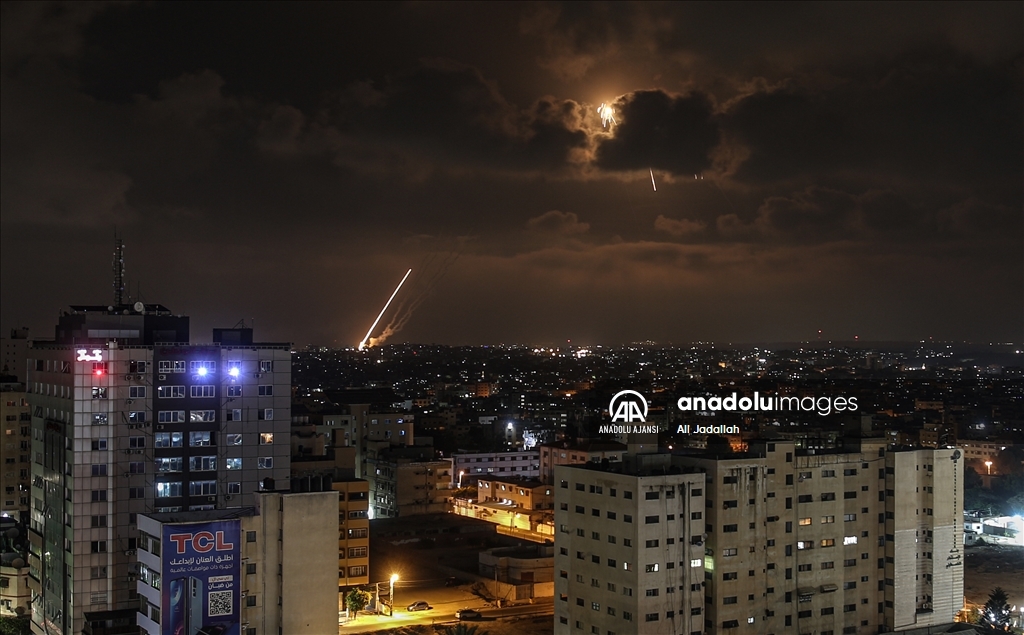  İsrail saldırılarının ardından abluka altındaki Gazze'den roketler fırlatıldı