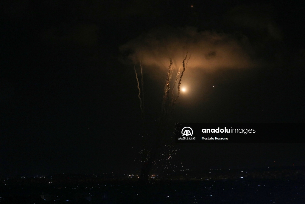 İsrail saldırılarının ardından abluka altındaki Gazze'den roketler fırlatıldı