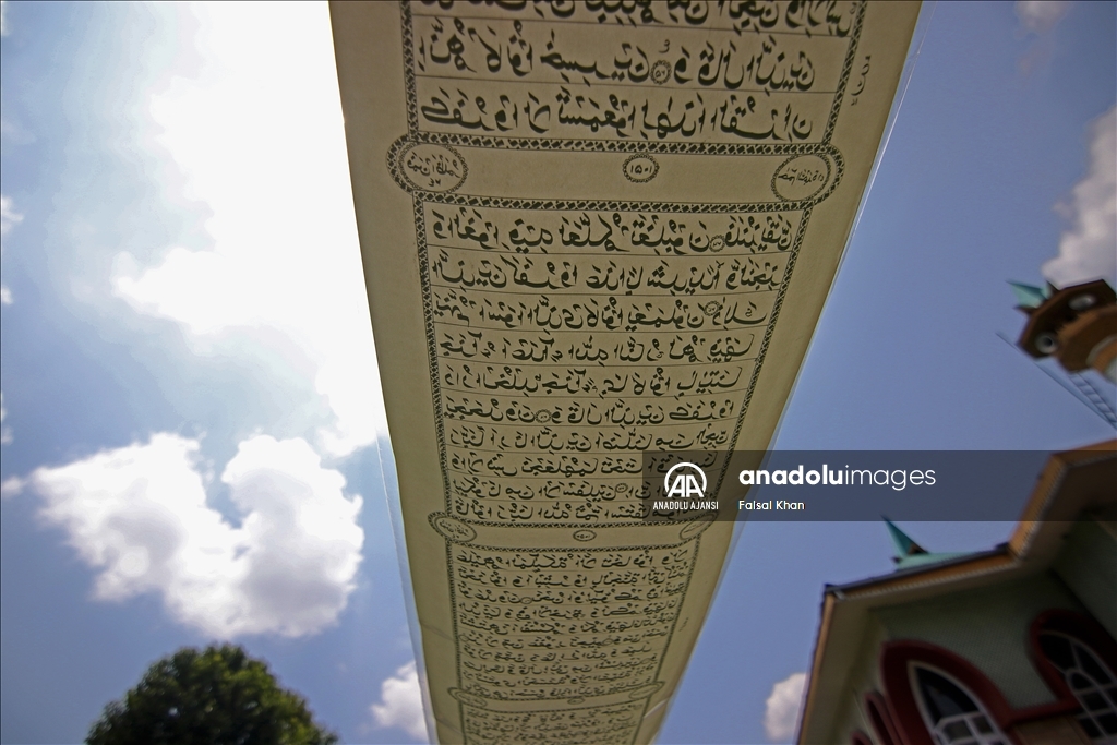Keşmirli hattat 500 metrelik parşömen üzerine Kur'an-ı Kerim'i elle yazdı