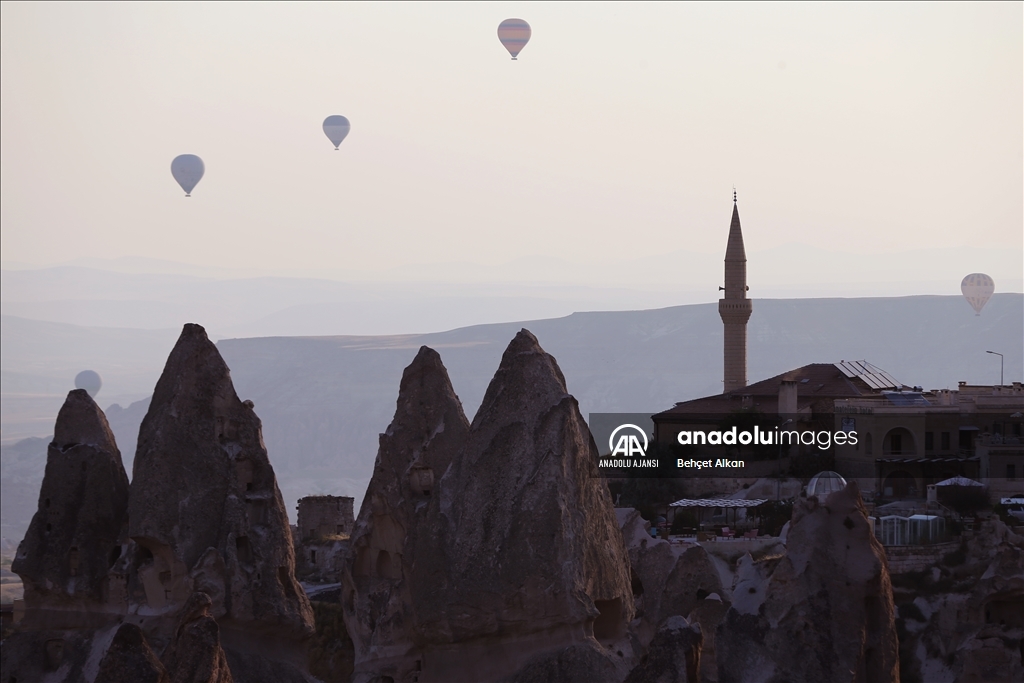 Kapadokya'da, turistler tarihi ve doğal güzellikleri gökyüzünden izliyor