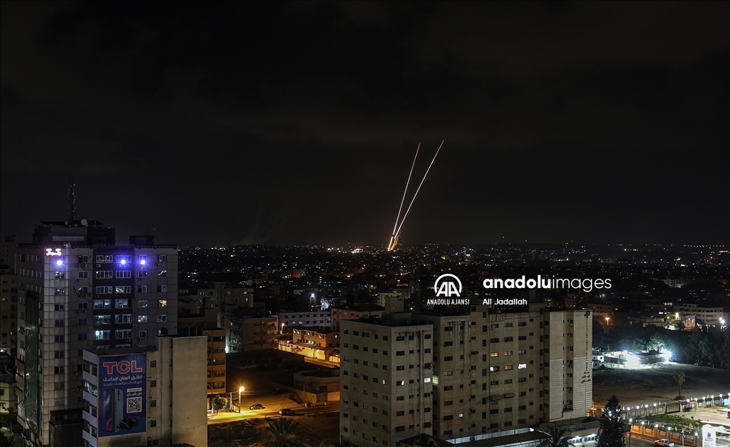  İsrail saldırılarının ardından abluka altındaki Gazze'den roketler fırlatıldı