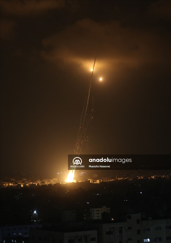 İsrail saldırılarının ardından abluka altındaki Gazze'den roketler fırlatıldı
