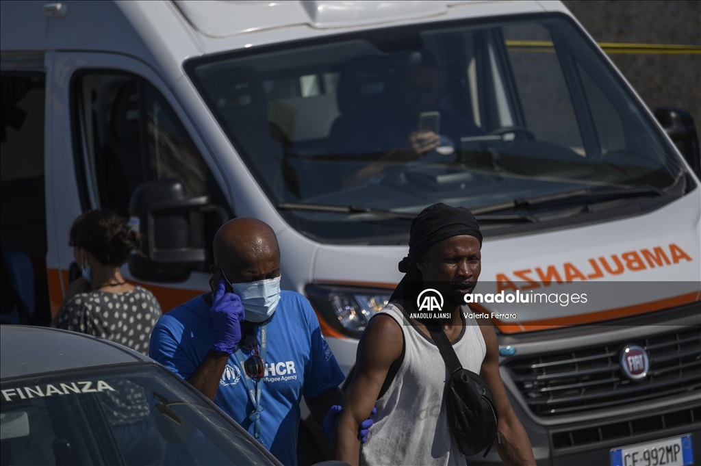 Lampedusa Adası'nda göçmenlere yönelik çıkarma operasyonu sürüyor