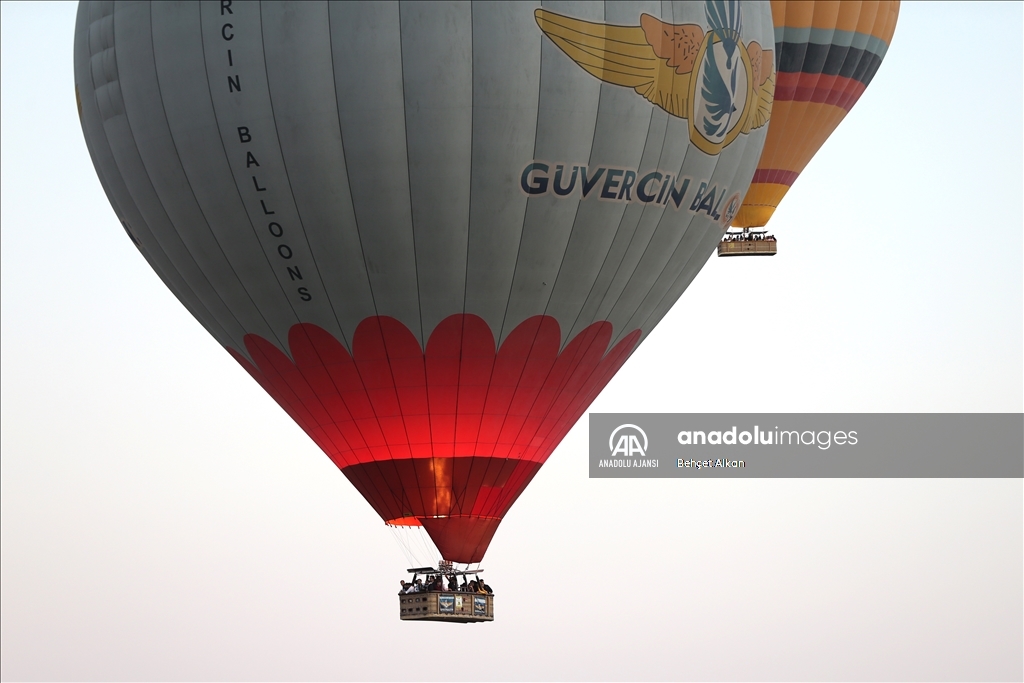 Kapadokya'da turistler yeni günü gökyüzünde karşıladı