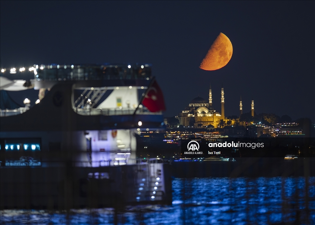 İstanbul'da yarım Ay