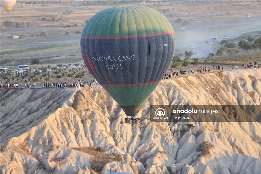 Kapadokya'da turistler yeni günü gökyüzünde karşıladı
