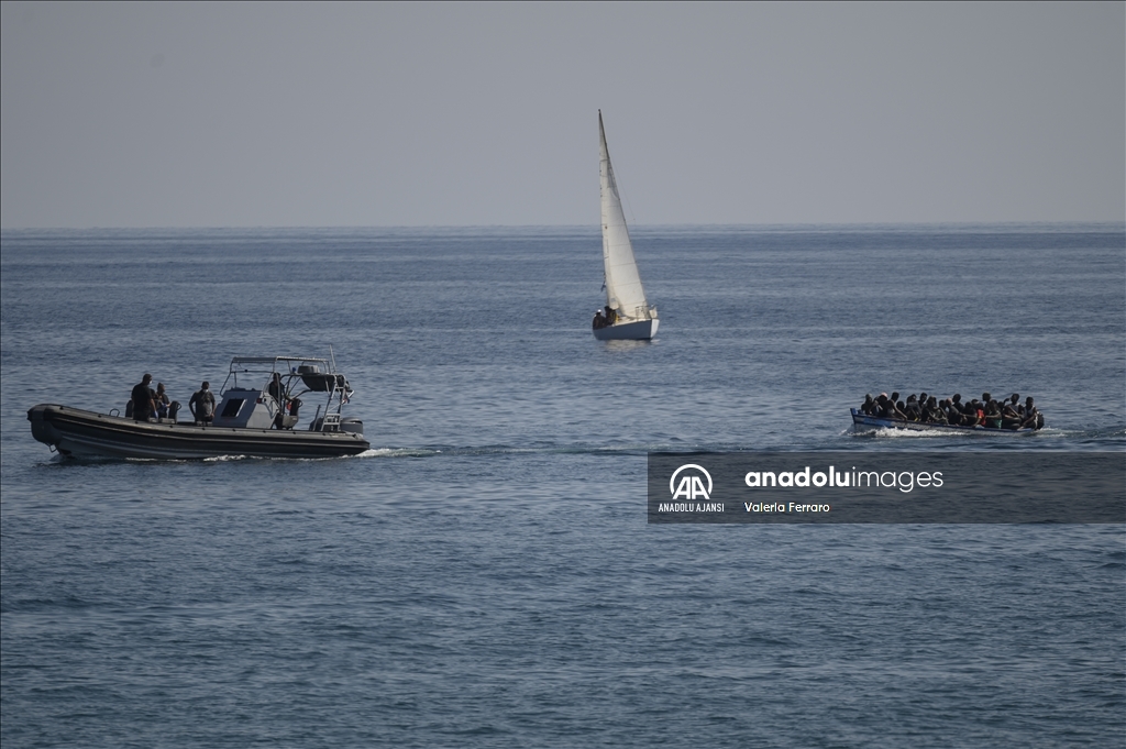 Lampedusa Adası'nda göçmenlere yönelik çıkarma operasyonu sürüyor