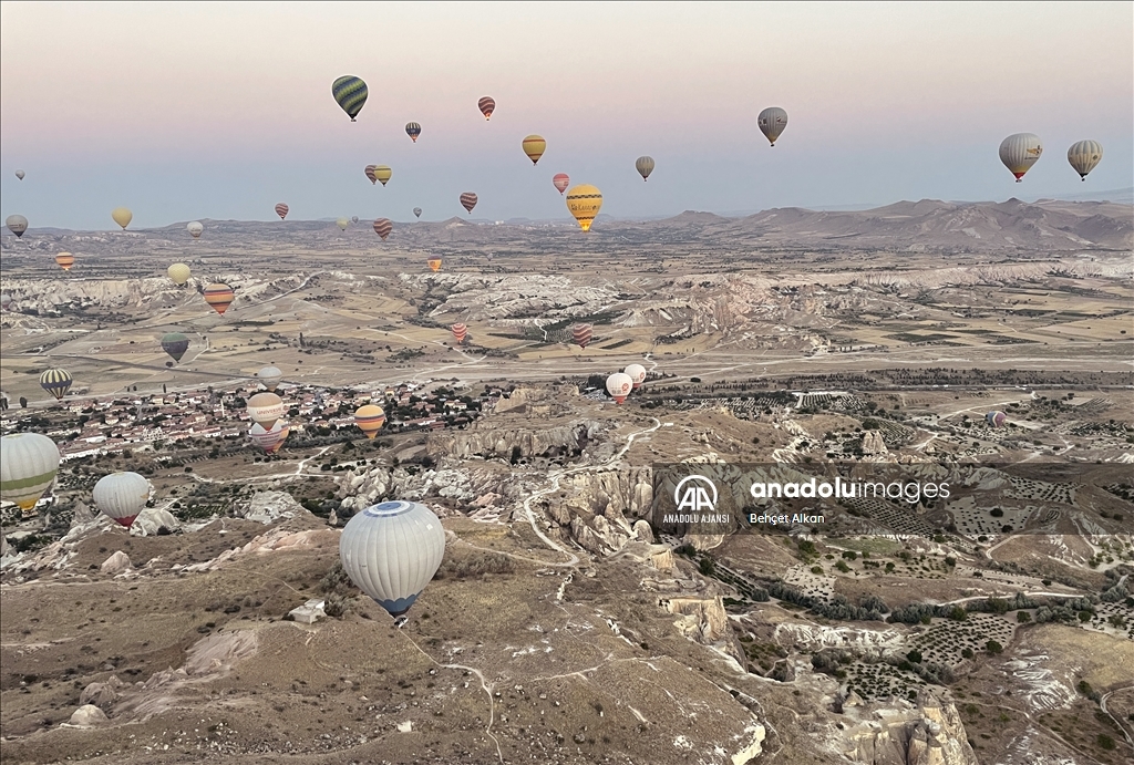 Kapadokya'da turistler yeni günü gökyüzünde karşıladı