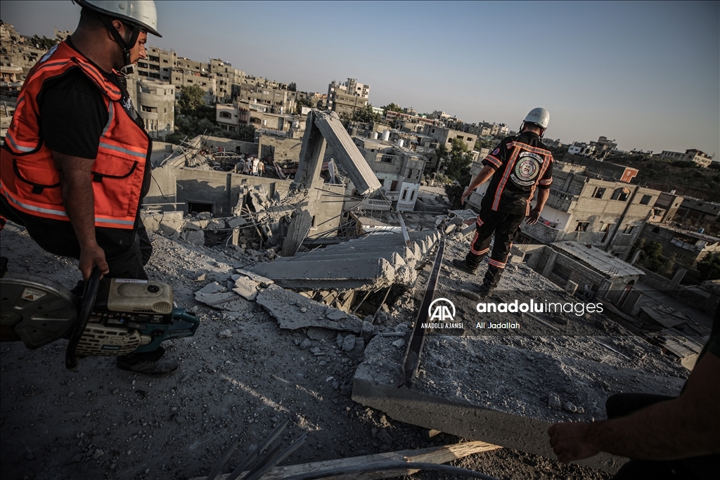 İsrail, abluka altındaki Gazze'ye hava saldırılarına devam etti