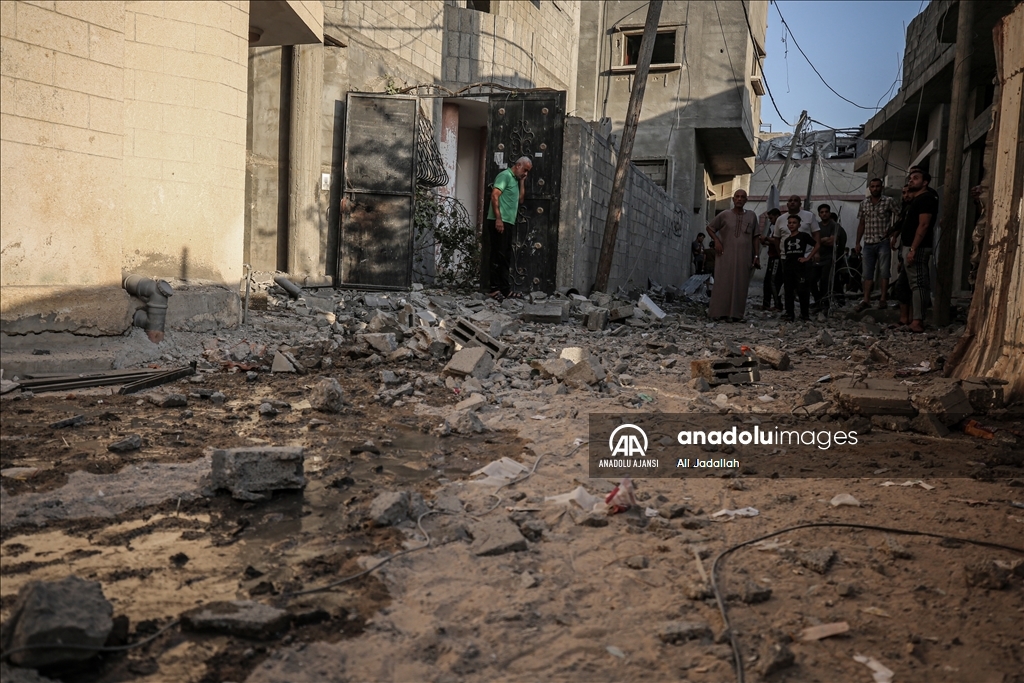 İsrail, abluka altındaki Gazze'ye hava saldırılarına devam etti