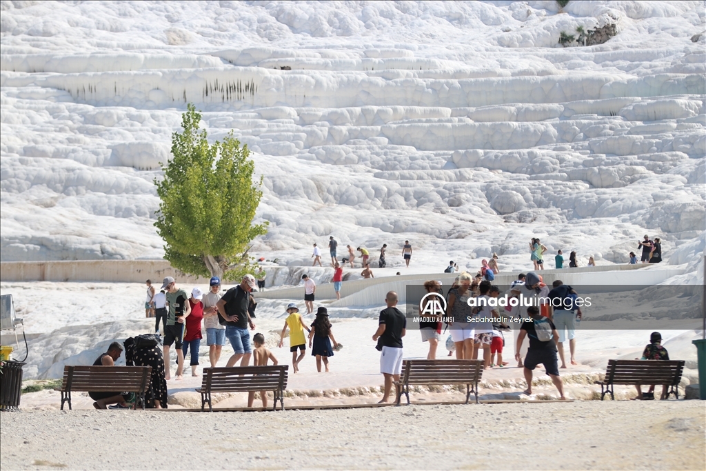 Pamukkale yaz sıcaklarında da turistlerin gözdesi