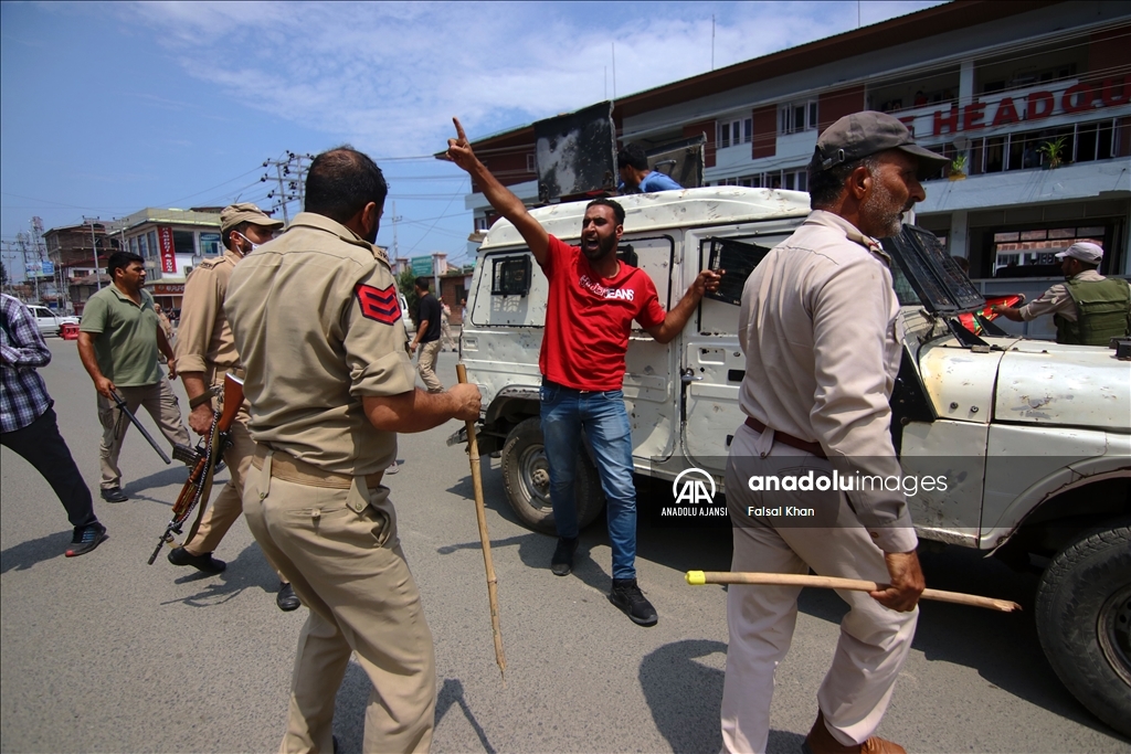 Hint polisi, Cammu Keşmir'de muharrem ayı dolayısıyla yürüyüş düzenleyen onlarca Şii'yi gözaltına aldı