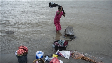 Hindistan'ın Guwahati kentindeki nehir kıyısında çamaşır yıkayan kadınlar 
