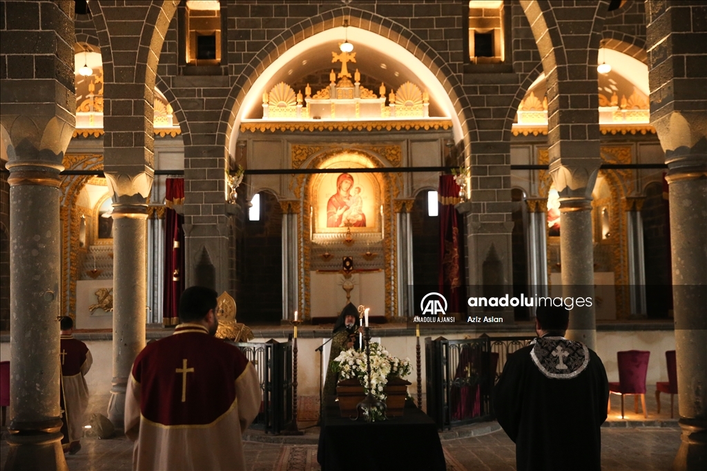 Başepiskopos Ateşyan'ın ablası için Diyarbakır'daki tarihi kilisede cenaze töreni yapıldı