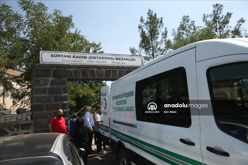 Başepiskopos Ateşyan'ın ablası için Diyarbakır'daki tarihi kilisede cenaze töreni yapıldı