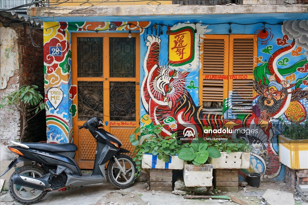 Vietnam'da tren geçen sokak turistlerin ilgisini çekiyor