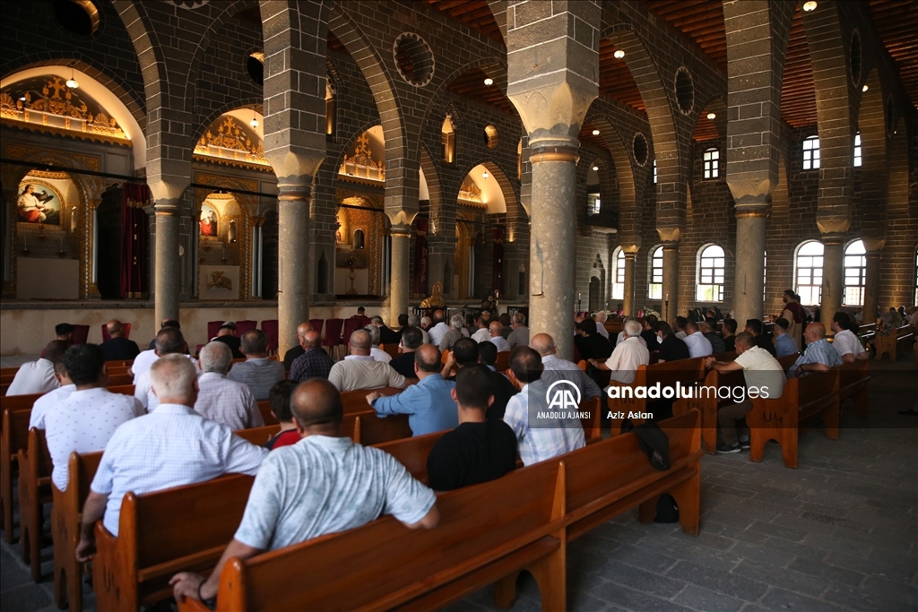 Başepiskopos Ateşyan'ın ablası için Diyarbakır'daki tarihi kilisede cenaze töreni yapıldı