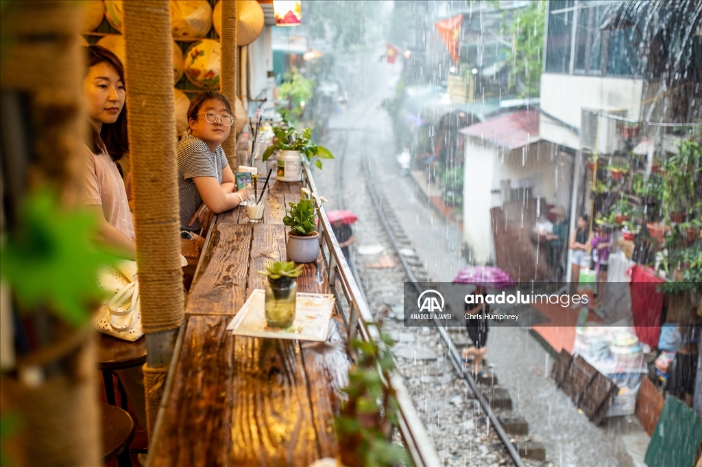 Vietnam'da tren geçen sokak turistlerin ilgisini çekiyor