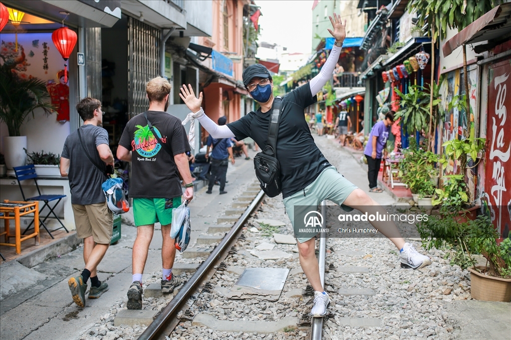 Vietnam'da tren geçen sokak turistlerin ilgisini çekiyor