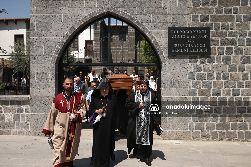 Başepiskopos Ateşyan'ın ablası için Diyarbakır'daki tarihi kilisede cenaze töreni yapıldı