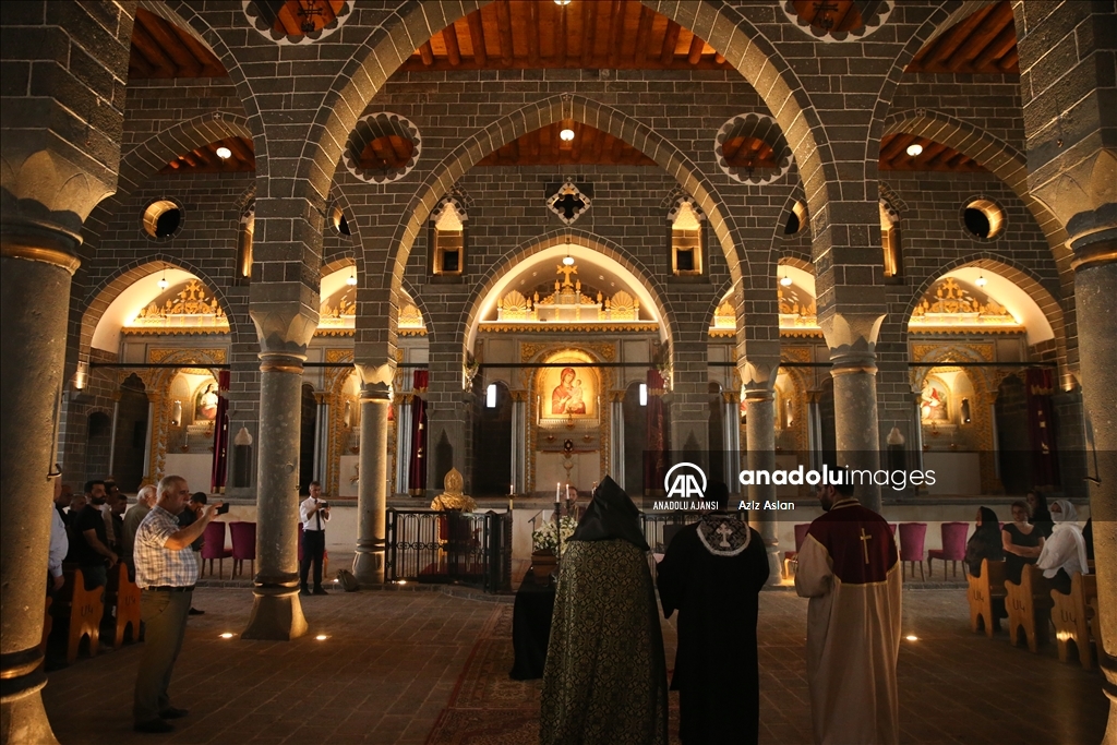 Başepiskopos Ateşyan'ın ablası için Diyarbakır'daki tarihi kilisede cenaze töreni yapıldı